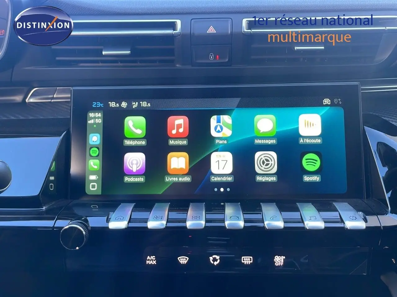 Tableau de bord de Peugeot 508 SW noir perla metal, vue frontale centrée sur l'écran tactile multimédia.