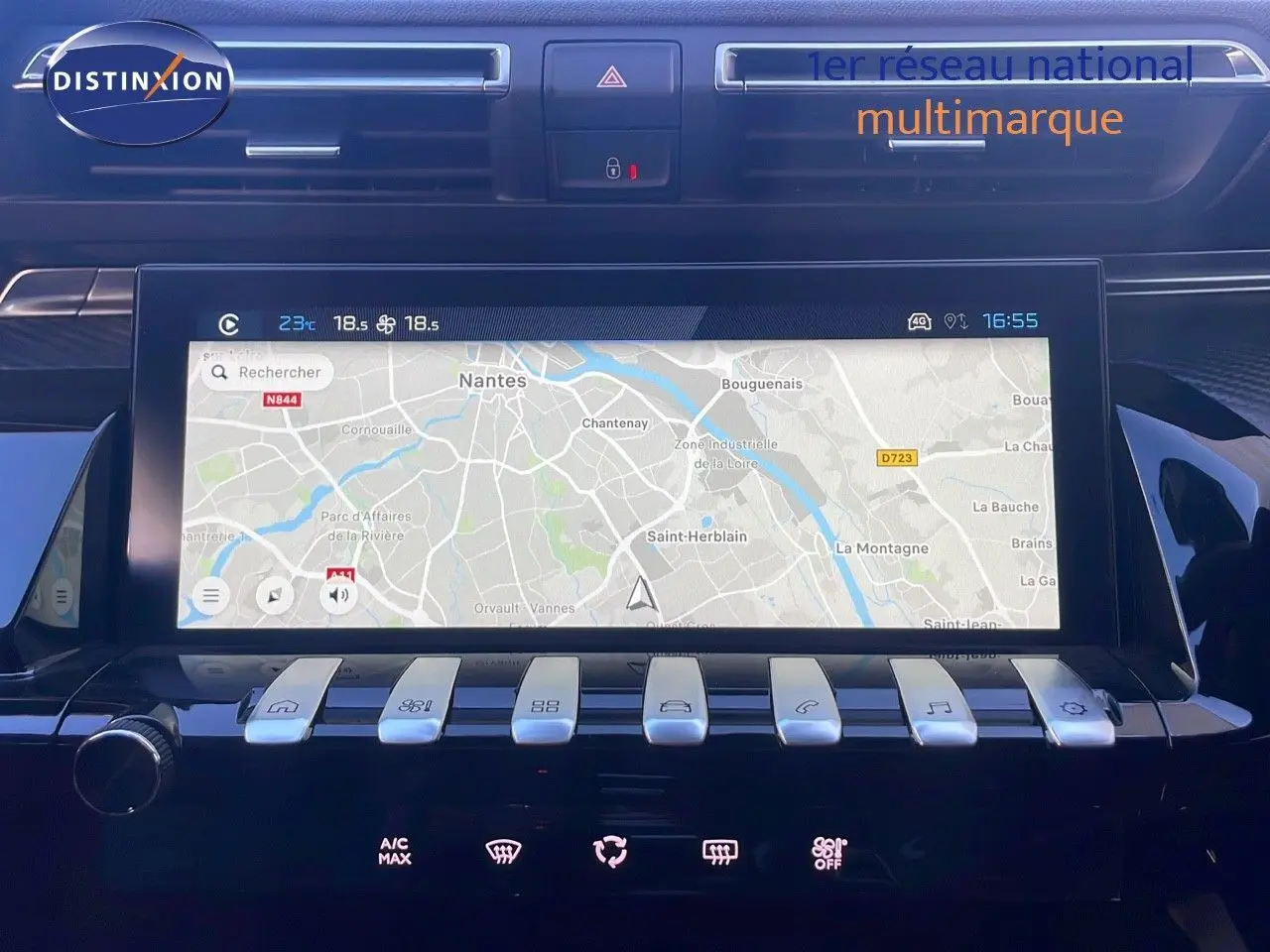 Vue rapprochée de la console centrale du Peugeot 508 SW 2024 noir perla metal avec écran tactile GPS et commandes piano.
