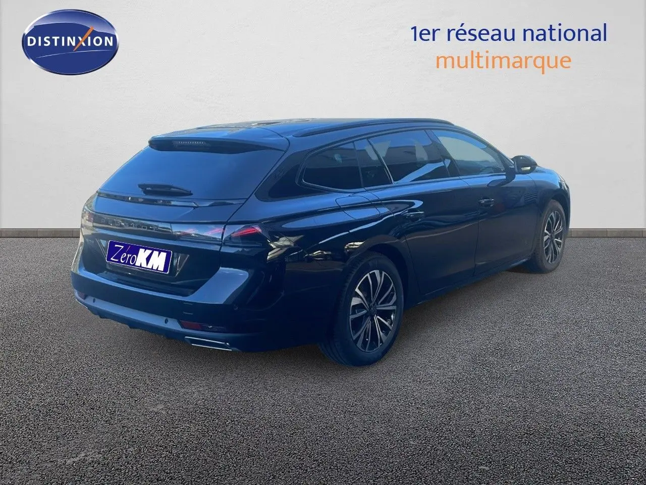 Peugeot 508 SW noire perla metal vue 3/4 arrière droit, avec feux LED et jantes alliage bicolores.