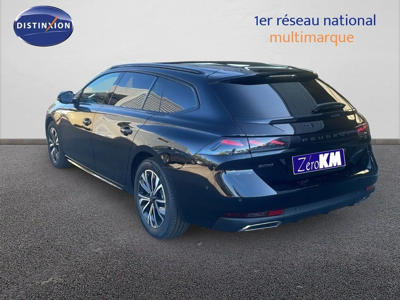 Peugeot 508 SW noir perla metal vue 3/4 arrière droit, avec feux LED et jantes bi-ton élégantes.