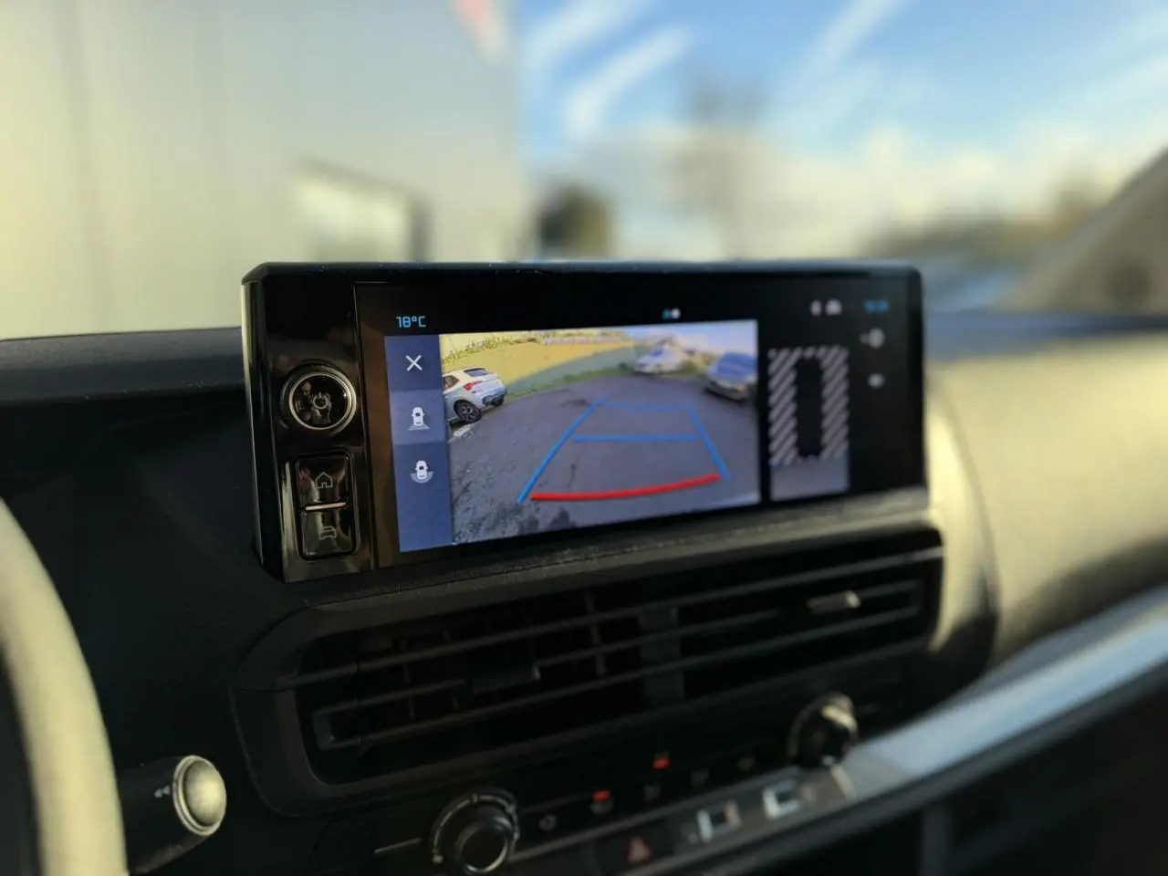Écran tactile intérieur du Citroën Jumpy XL blanc montrant la caméra de recul avec lignes de guidage colorées.
