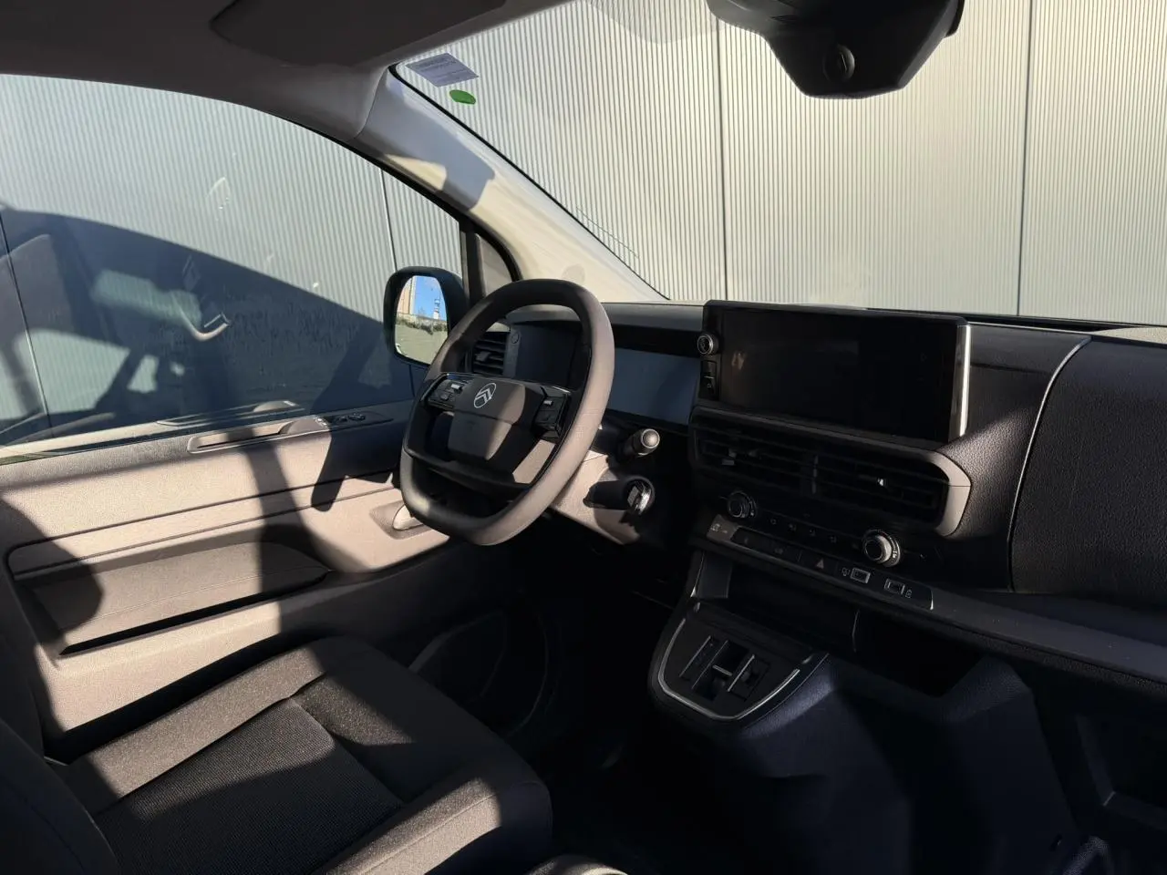 Intérieur du Citroën Jumpy XL 2025 vu côté conducteur, tableau de bord moderne avec écran tactile et volant multifonction.