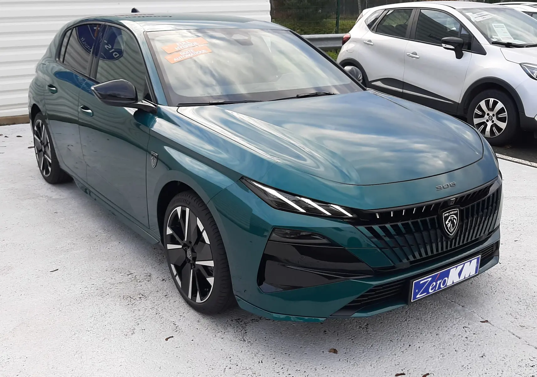 PEUGEOT 308 bleu Lagoa en 3/4 avant droit, avec calandre noire distinctive et jantes bicolores modernes.
