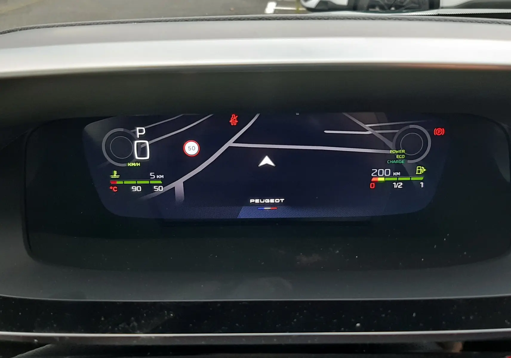 Affichage numérique du tableau de bord de la Peugeot 308 hybride 2025, montrant la navigation et l'état du véhicule.