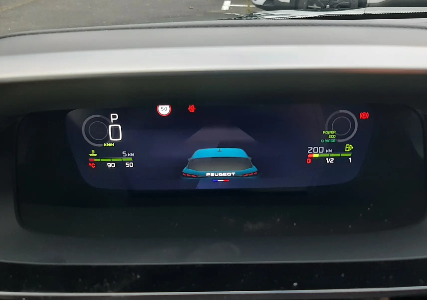 Affichage numérique du tableau de bord d'une Peugeot 308 hybride 2025 montrant l'arrière bleu Lagoa du véhicule en vue centrale.