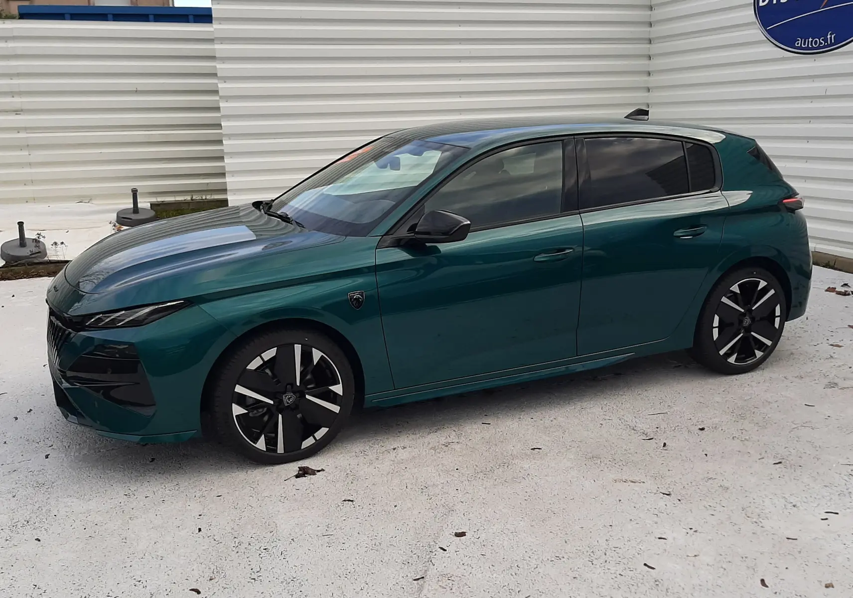 Peugeot 308 1.2 Hybrid 145ch GT en bleu Lagoa vue de profil côté gauche, avec jantes noires et détails sportifs.