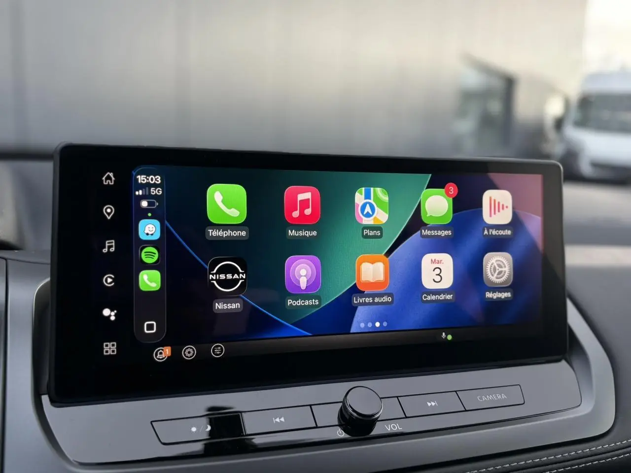 Écran tactile central du Nissan Qashqai III gris Ceramic affichant l'interface Apple CarPlay en intérieur.