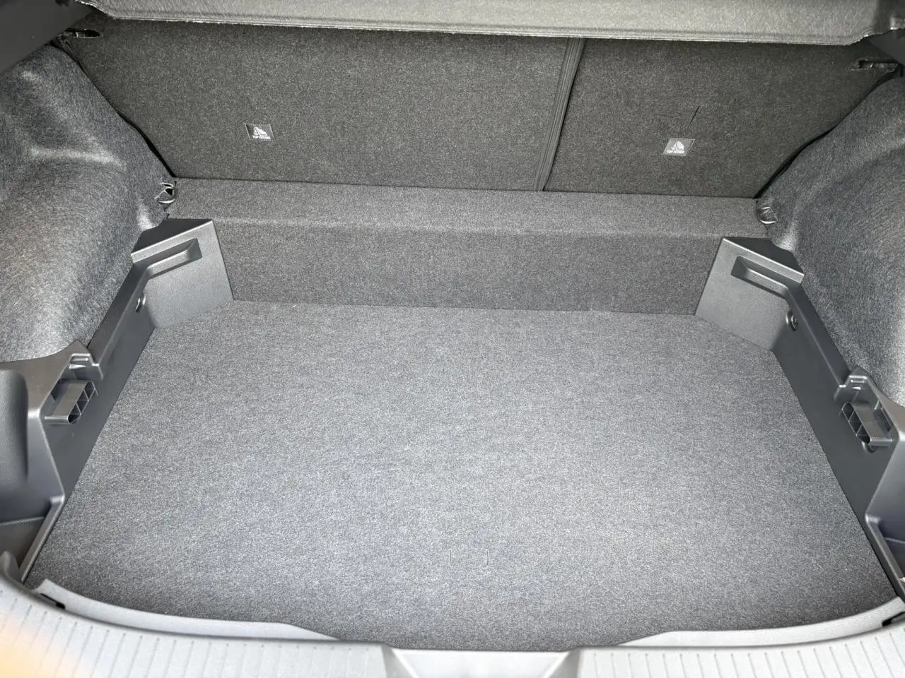 Vue intérieure du coffre spacieux et propre du Nissan Qashqai III e-Power gris Ceramic, sans chargement visible.