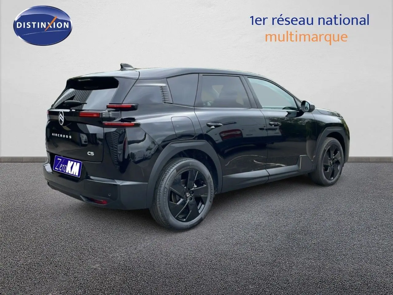Vue 3/4 arrière droite d'un Citroën C5 Aircross noir Perla Nera avec jantes noires et feux arrière LED distinctifs.