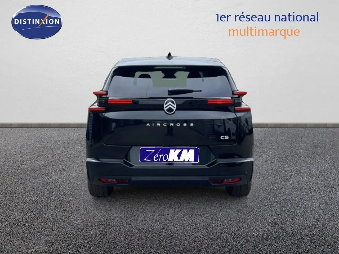 Vue arrière du Citroën C5 Aircross noir Perla Nera, mettant en valeur ses feux horizontaux et son logo central.
