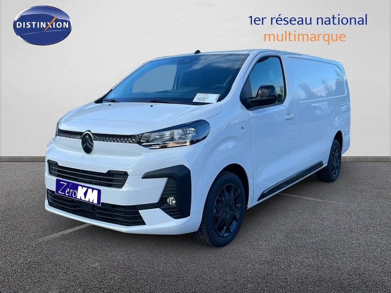 Fourgon Citroën Jumpy XL blanc Kaolin vu en 3/4 avant droit avec jantes noires et calandre noire.