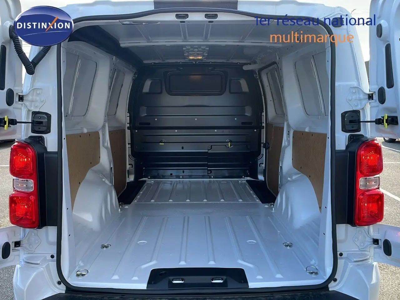 Vue arrière du Citroën Jumpy Fourgon XL blanc Kaolin avec portes ouvertes montrant l'espace de chargement vide et protégé.