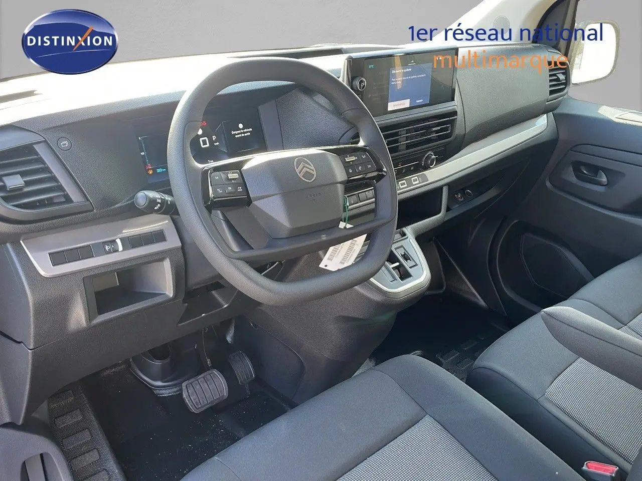 Intérieur du Citroën Jumpy Fourgon XL diesel, vue côté conducteur, tableau de bord moderne avec écran tactile et volant multifonction.