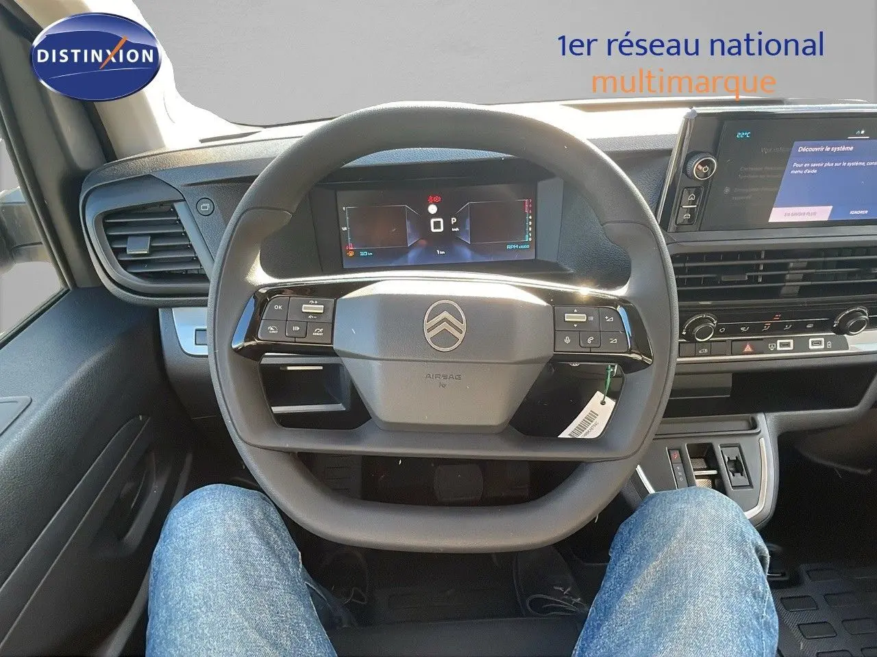 Vue intérieure centrée sur le volant multifonction du Citroën Jumpy Fourgon XL blanc Kaolin avec tableau de bord numérique.