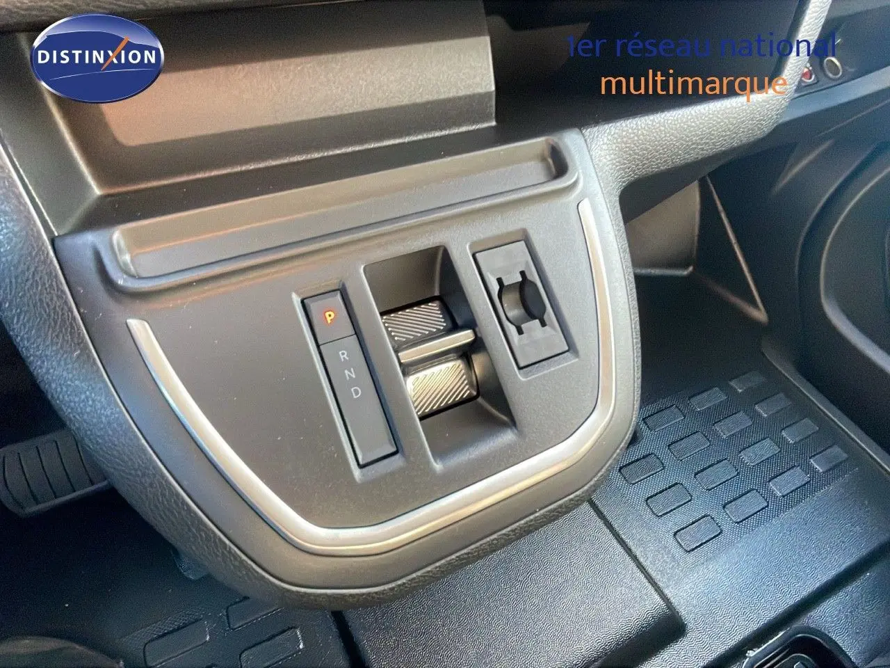 Gros plan sur la commande de boîte automatique du Citroën Jumpy Fourgon XL blanc Kaolin, avec levier et molette intégrés.