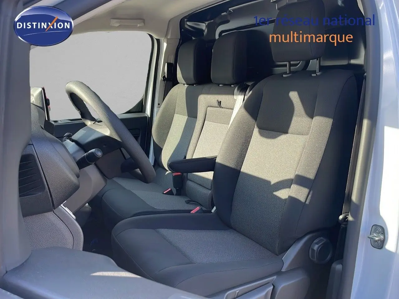 Intérieur du Citroën Jumpy Fourgon XL diesel, vue côté conducteur sur les sièges tissu noir et gris.