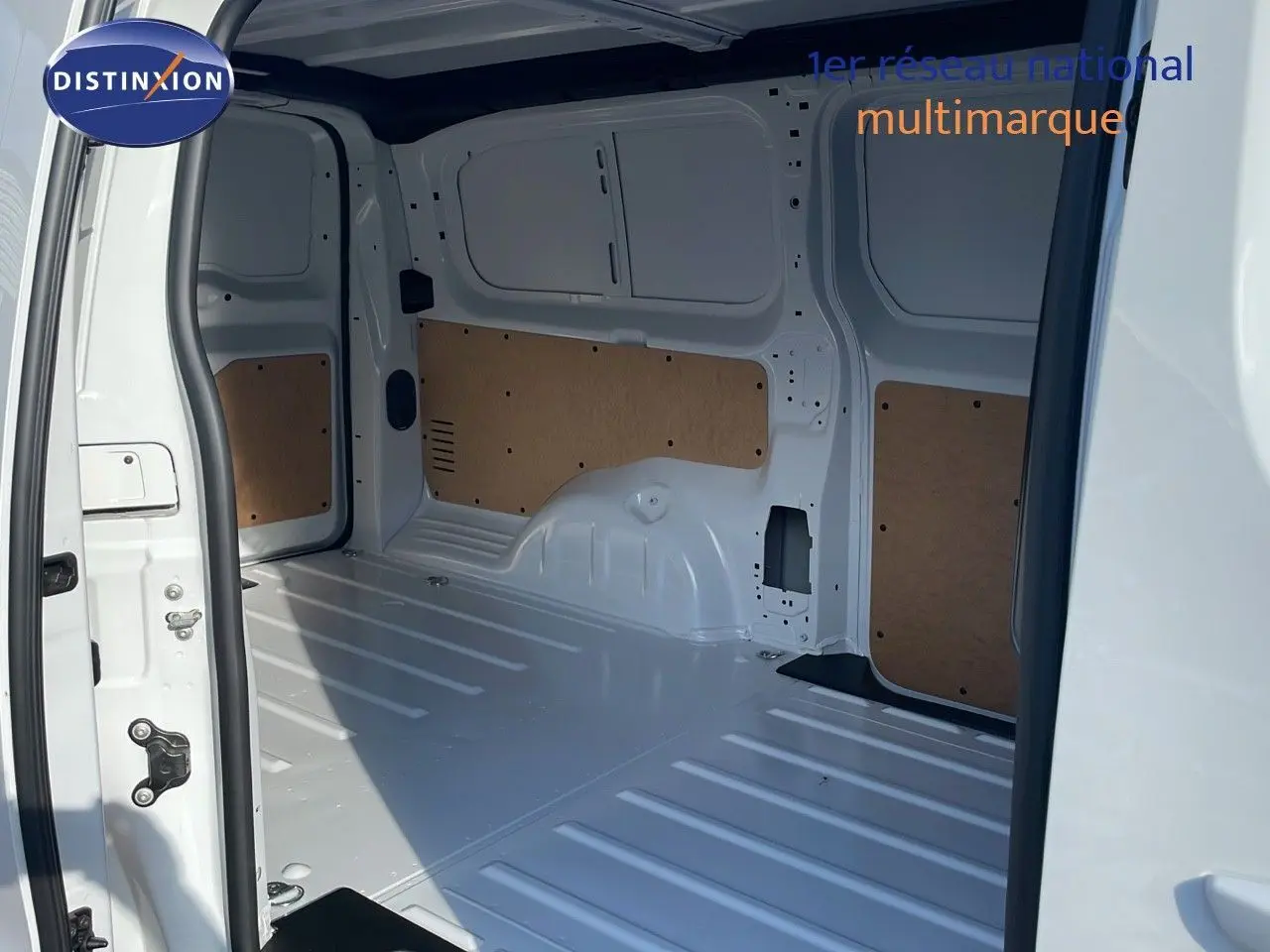 Intérieur du fourgon Citroën Jumpy XL blanc Kaolin vu de l'arrière avec portes latérales ouvertes et parois partiellement protégées.