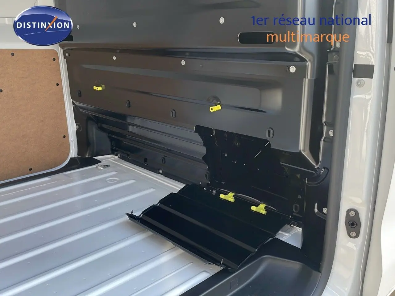 Intérieur du coffre blanc Kaolin du Citroën Jumpy Fourgon XL, avec compartiment de rangement ouvert côté droit.