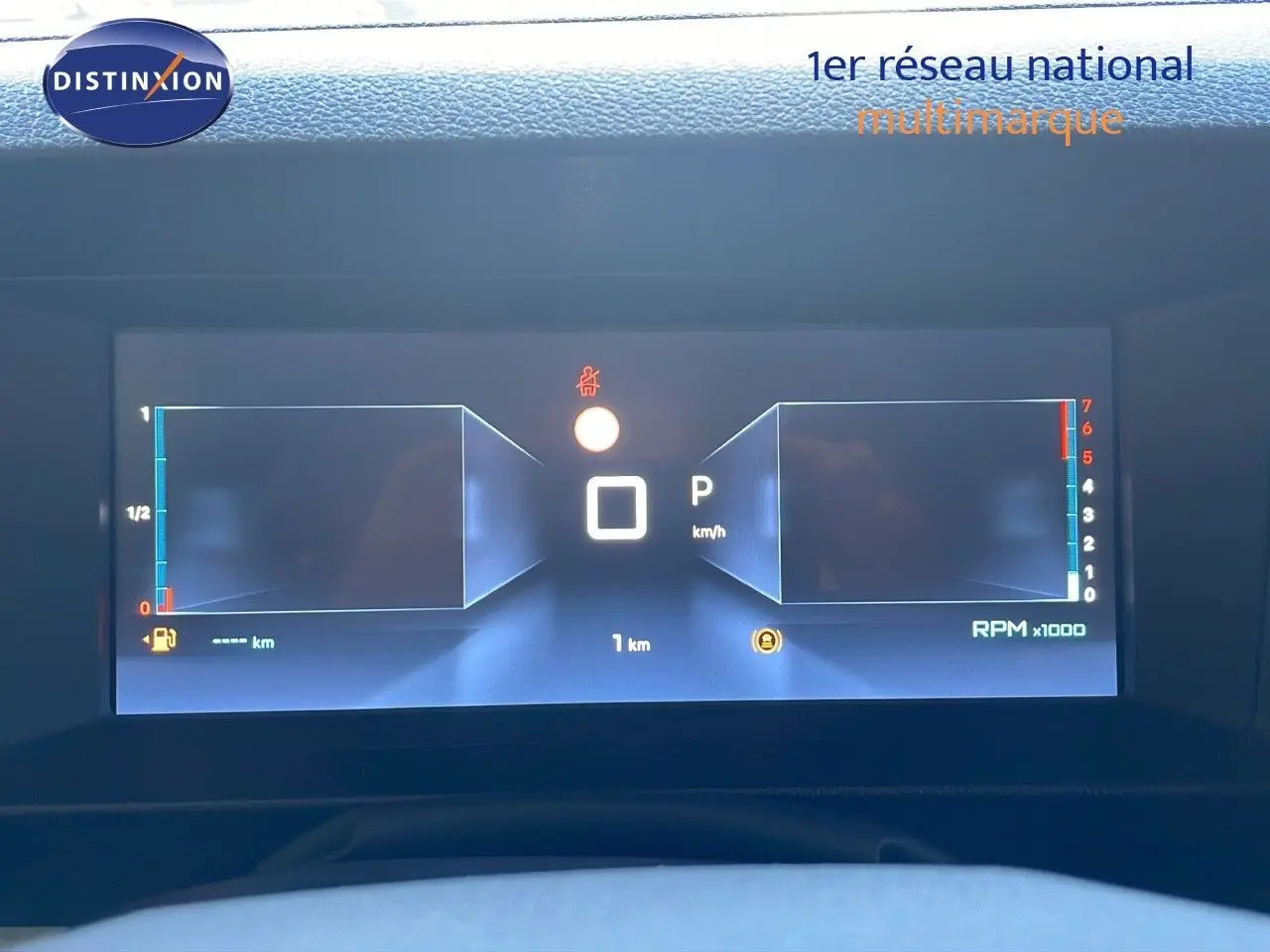 Affichage numérique du tableau de bord du Citroën Jumpy Fourgon blanc Kaolin, montrant la vitesse à l'arrêt et le compte-tours.