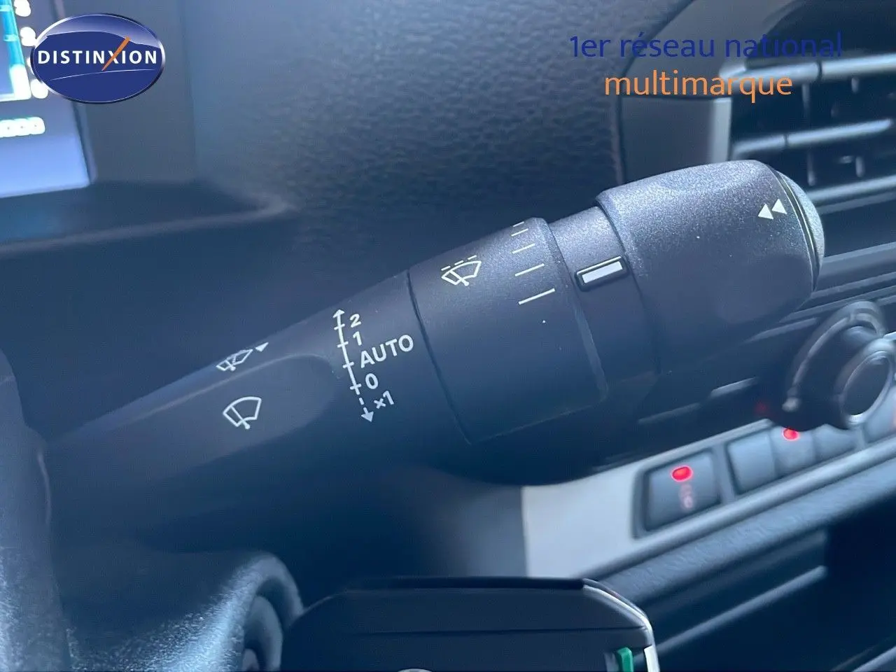 Le commodo de commande des essuie-glaces dans l'habitacle du Citroën Jumpy Fourgon blanc Kaolin, vue rapprochée côté conducteur.