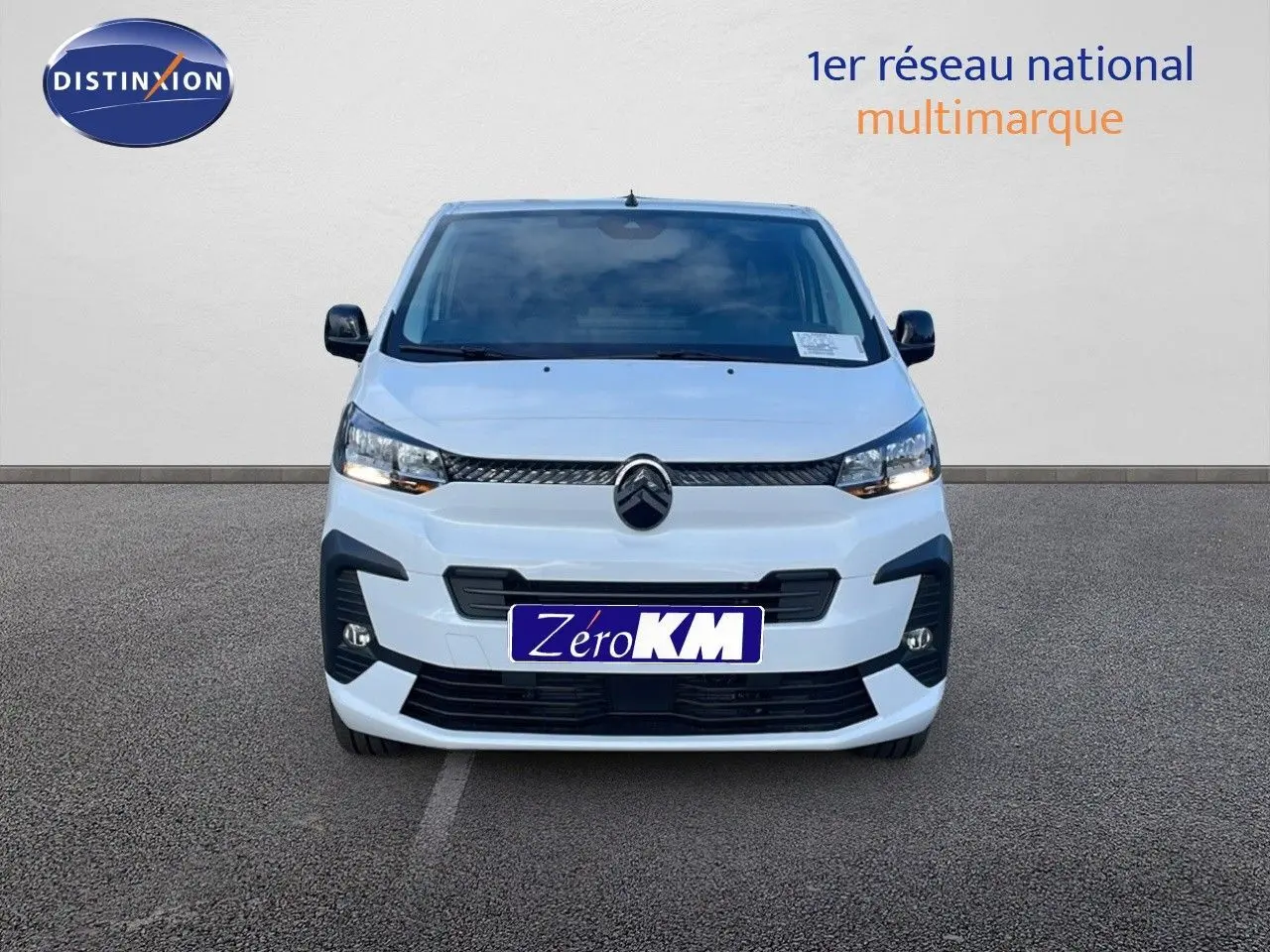 Vue frontale d'un Citroën Jumpy Fourgon XL blanc Kaolin avec calandre noire et plaque "Zéro KM" visible.