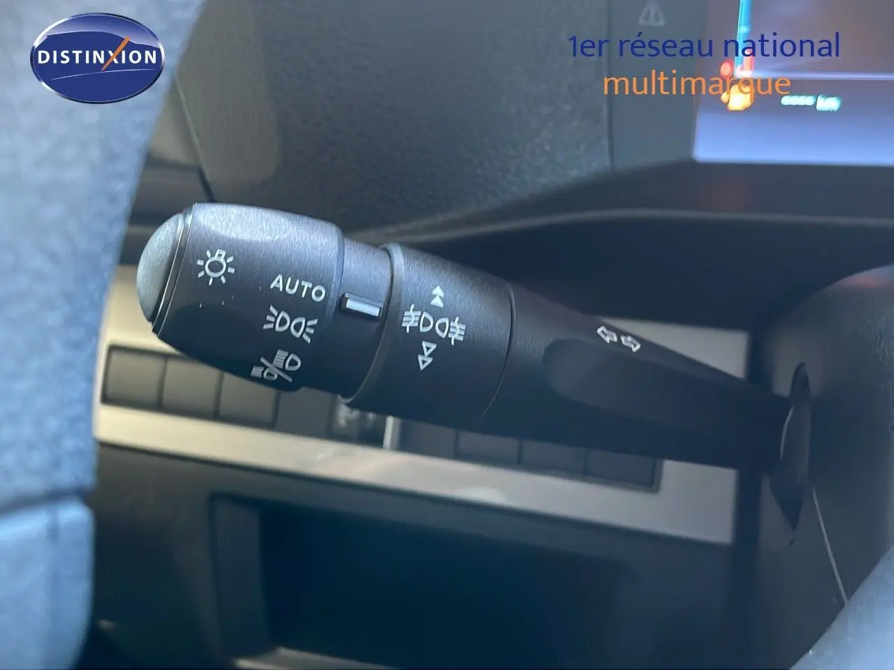 Gros plan sur la manette des feux du Citroën Jumpy Fourgon blanc Kaolin, côté gauche du volant.