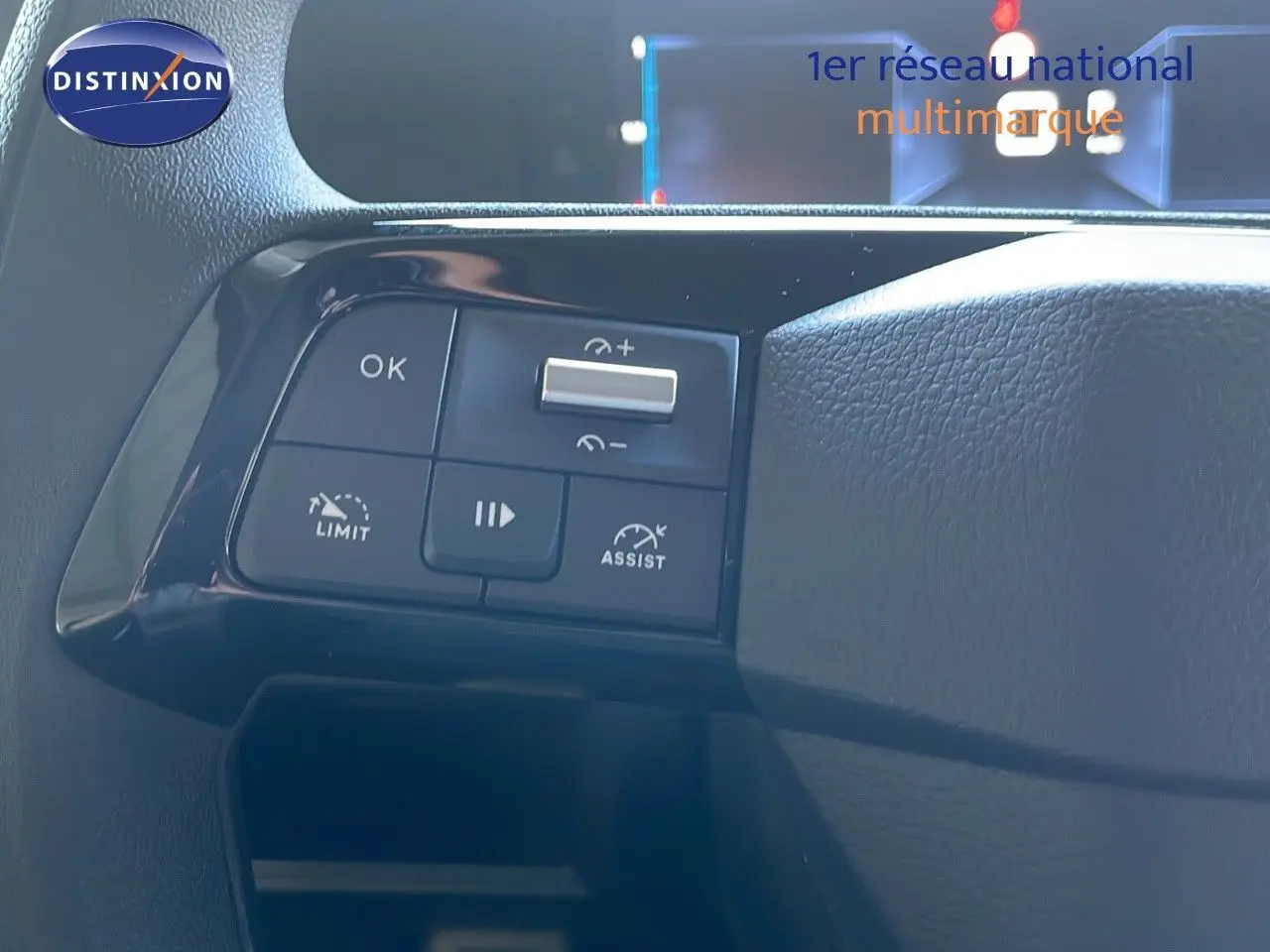 Gros plan sur les commandes au volant noir du Citroën Jumpy Fourgon XL blanc Kaolin, avec boutons de régulateur et assistant de conduite.