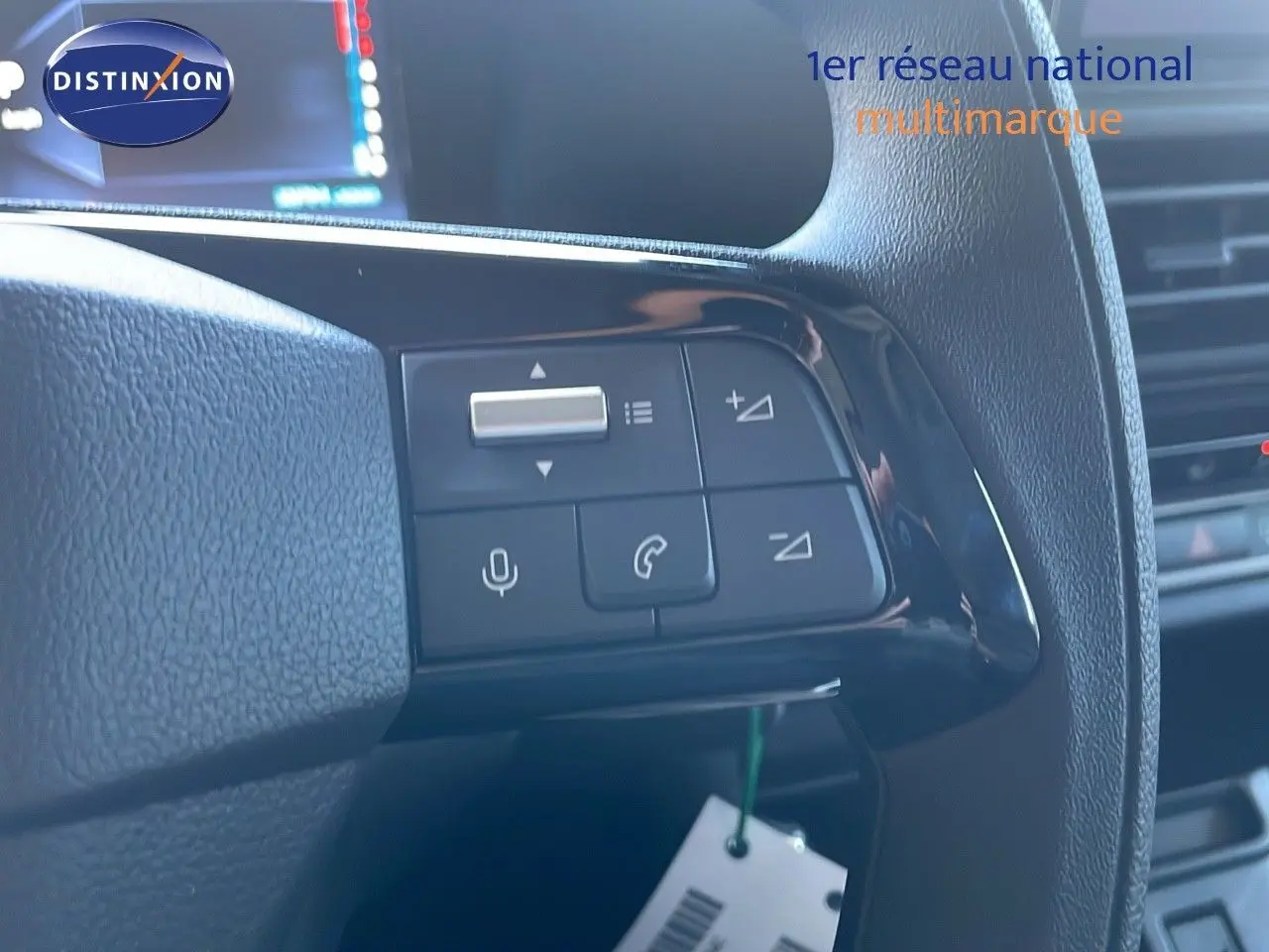 Gros plan sur les commandes au volant du Citroën Jumpy Fourgon XL blanc Kaolin, avec boutons de volume et téléphone.