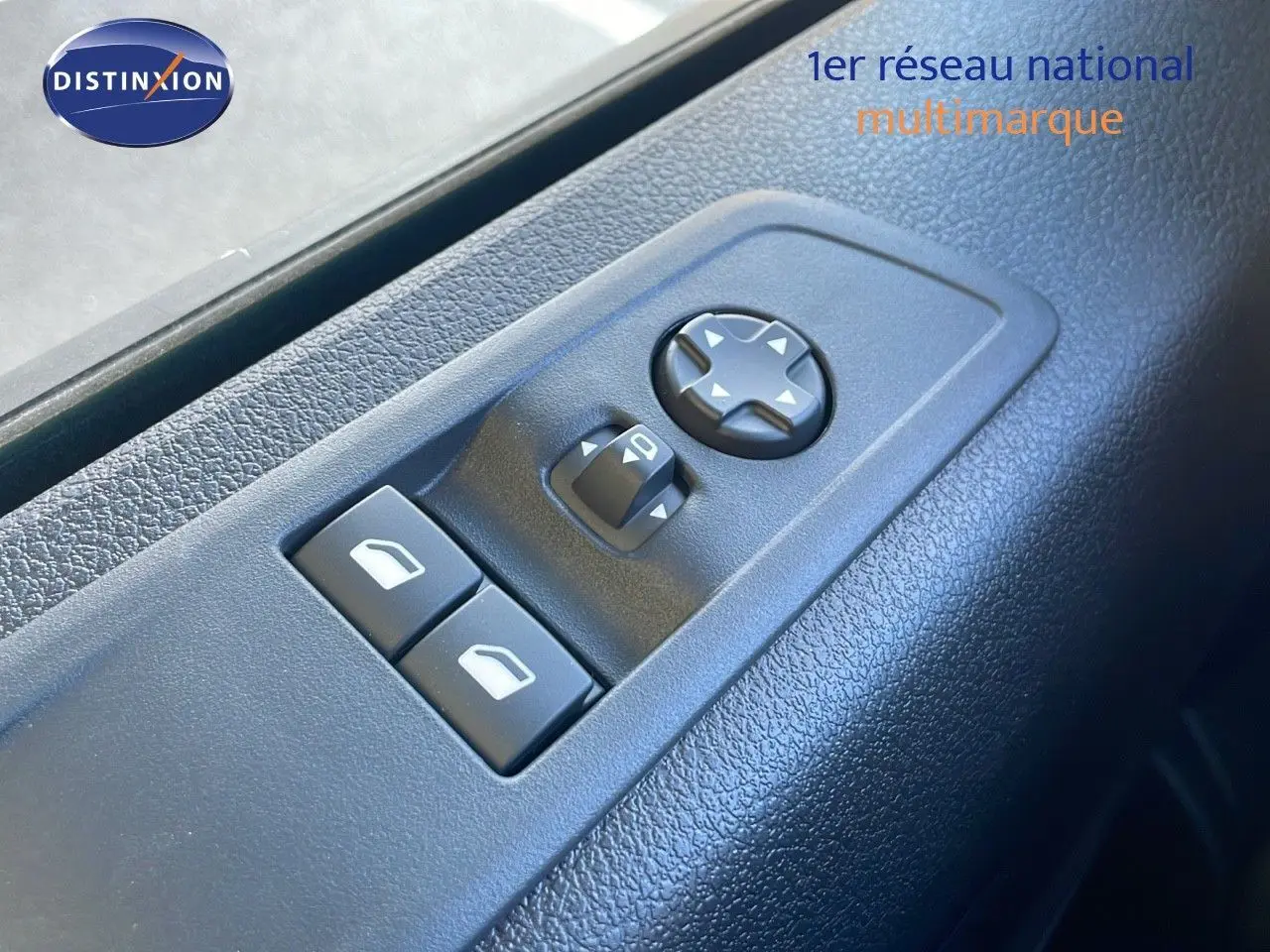 Commandes de réglage des rétroviseurs et des vitres électriques sur la portière côté conducteur du Citroën Jumpy Fourgon blanc Kaolin.