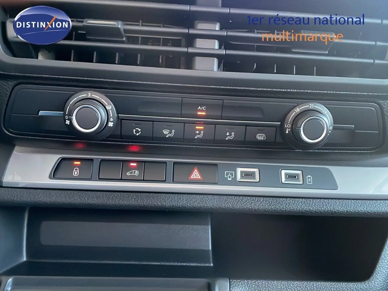 Tableau de bord du Citroën Jumpy Fourgon XL blanc, vue rapprochée sur les commandes de climatisation et boutons fonctionnels.