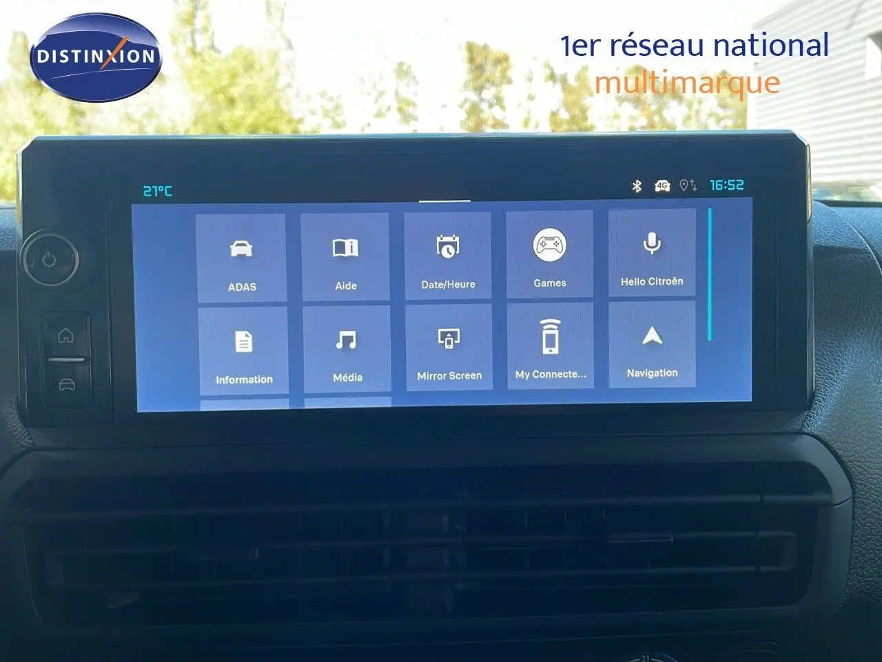 Écran tactile central du tableau de bord du Citroën Jumpy Fourgon blanc Kaolin, affichant le menu principal connecté.
