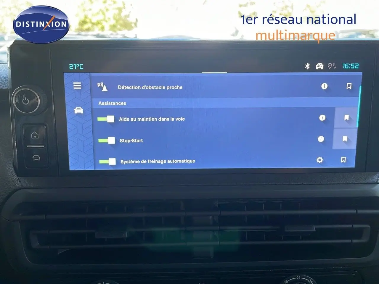 Écran tactile central affichant les assistances à la conduite du Citroën Jumpy Fourgon blanc Kaolin.
