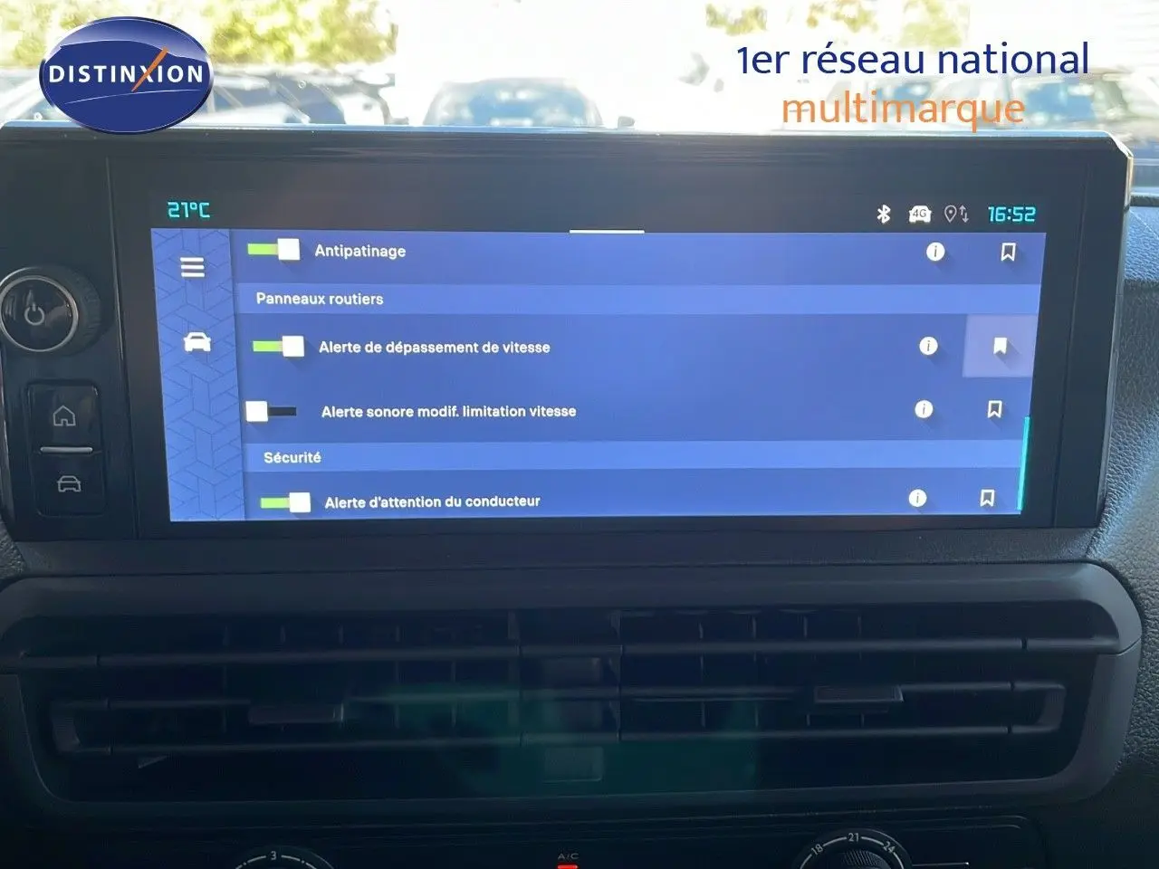 Écran tactile central affichant les réglages d'alerte de vitesse dans le tableau de bord du Citroën Jumpy Fourgon blanc.