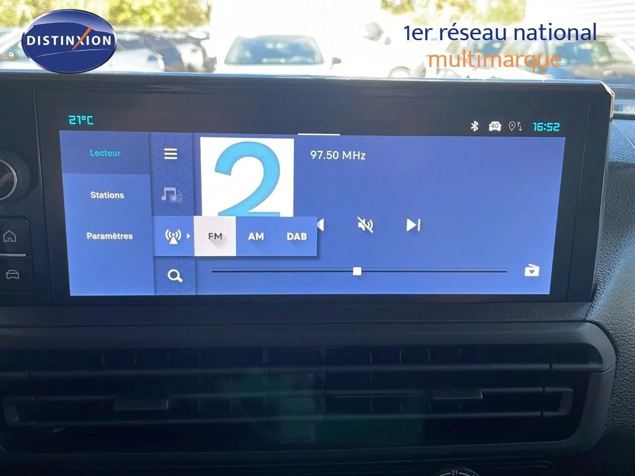 Écran tactile central du tableau de bord du Citroën Jumpy Fourgon XL blanc, affichant la radio FM à 97,50 MHz.
