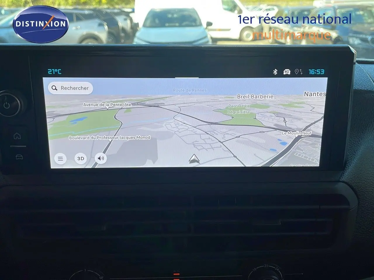 Écran tactile du système de navigation du Citroën Jumpy Fourgon XL blanc, vue intérieure du tableau de bord.
