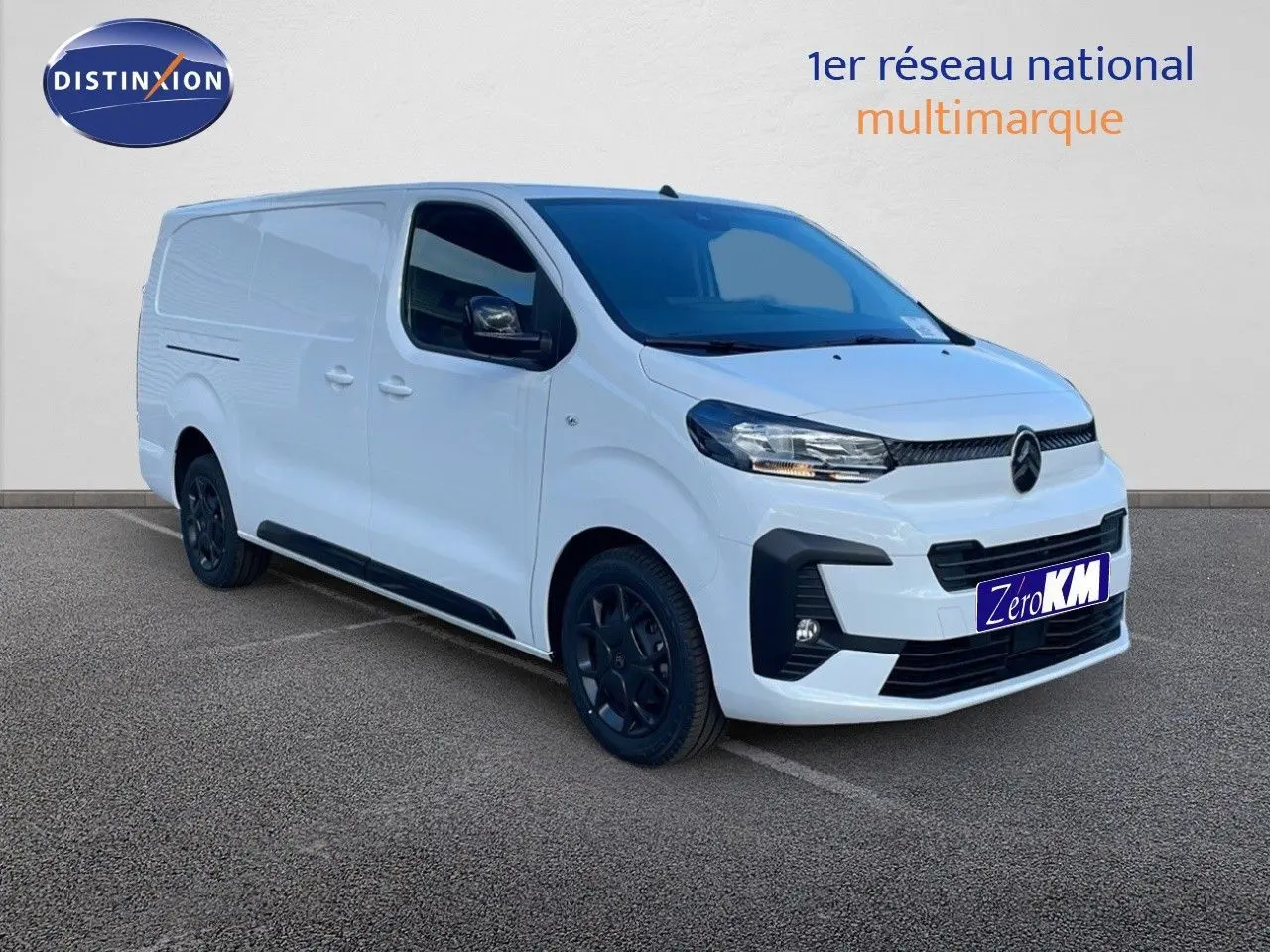 Fourgon Citroën Jumpy XL blanc Kaolin vu en 3/4 avant droit avec jantes noires et calandre moderne.