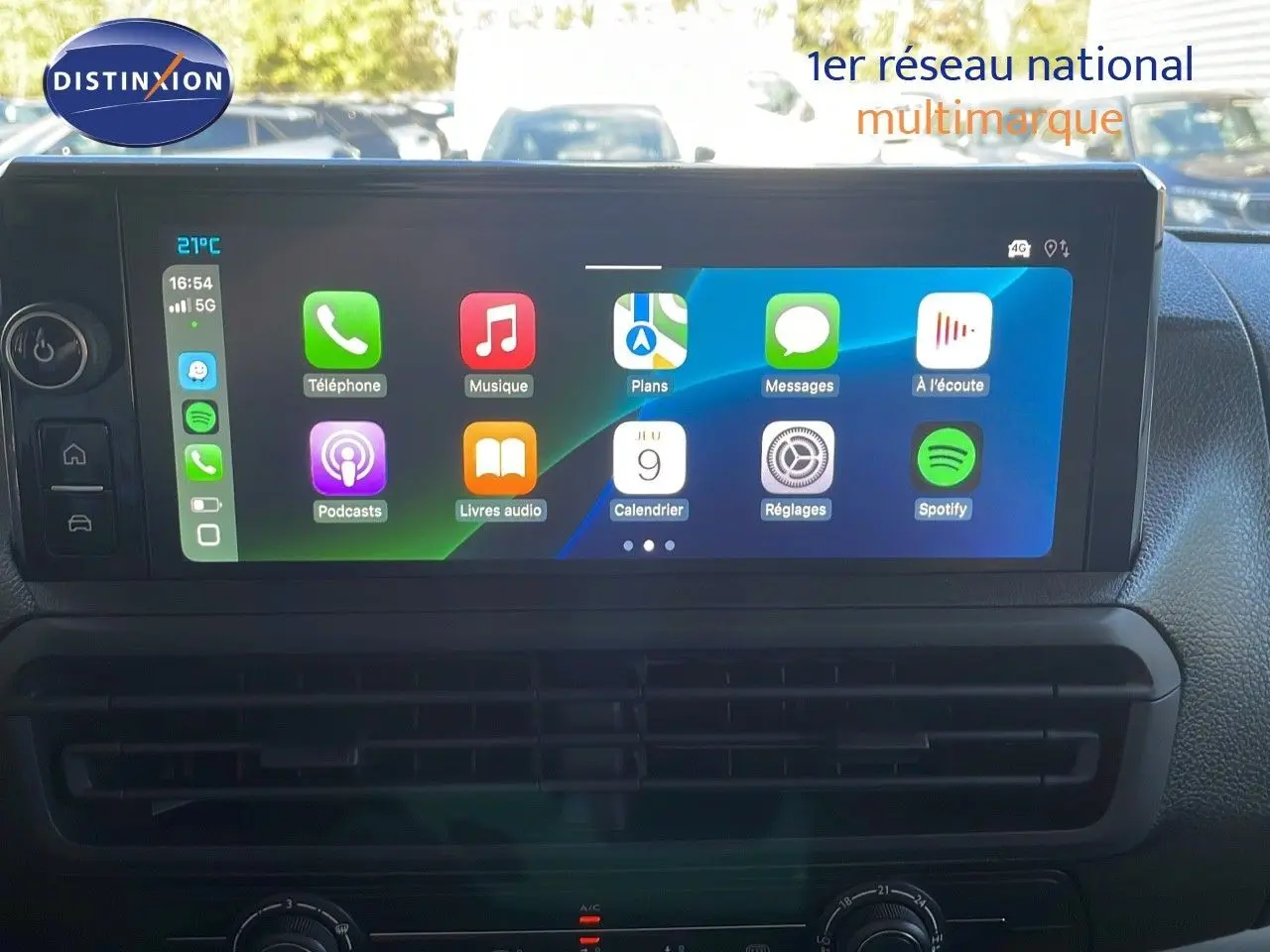 Écran tactile central affichant les applications multimédia dans l'habitacle d'un Citroën Jumpy Fourgon blanc Kaolin.