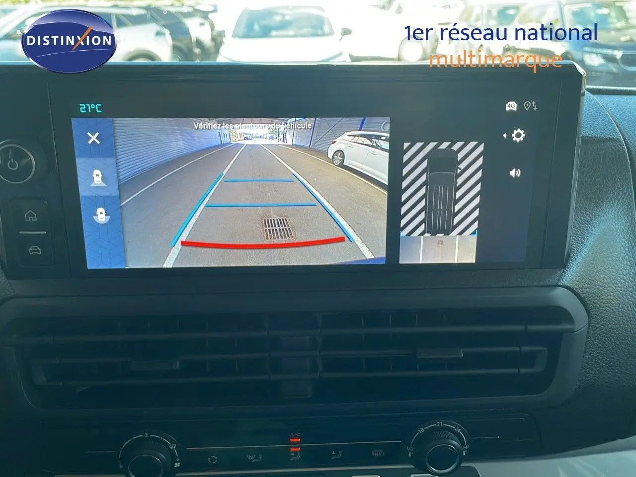 Écran central affichant la caméra de recul du Citroën Jumpy Fourgon blanc Kaolin, vue intérieure du tableau de bord.