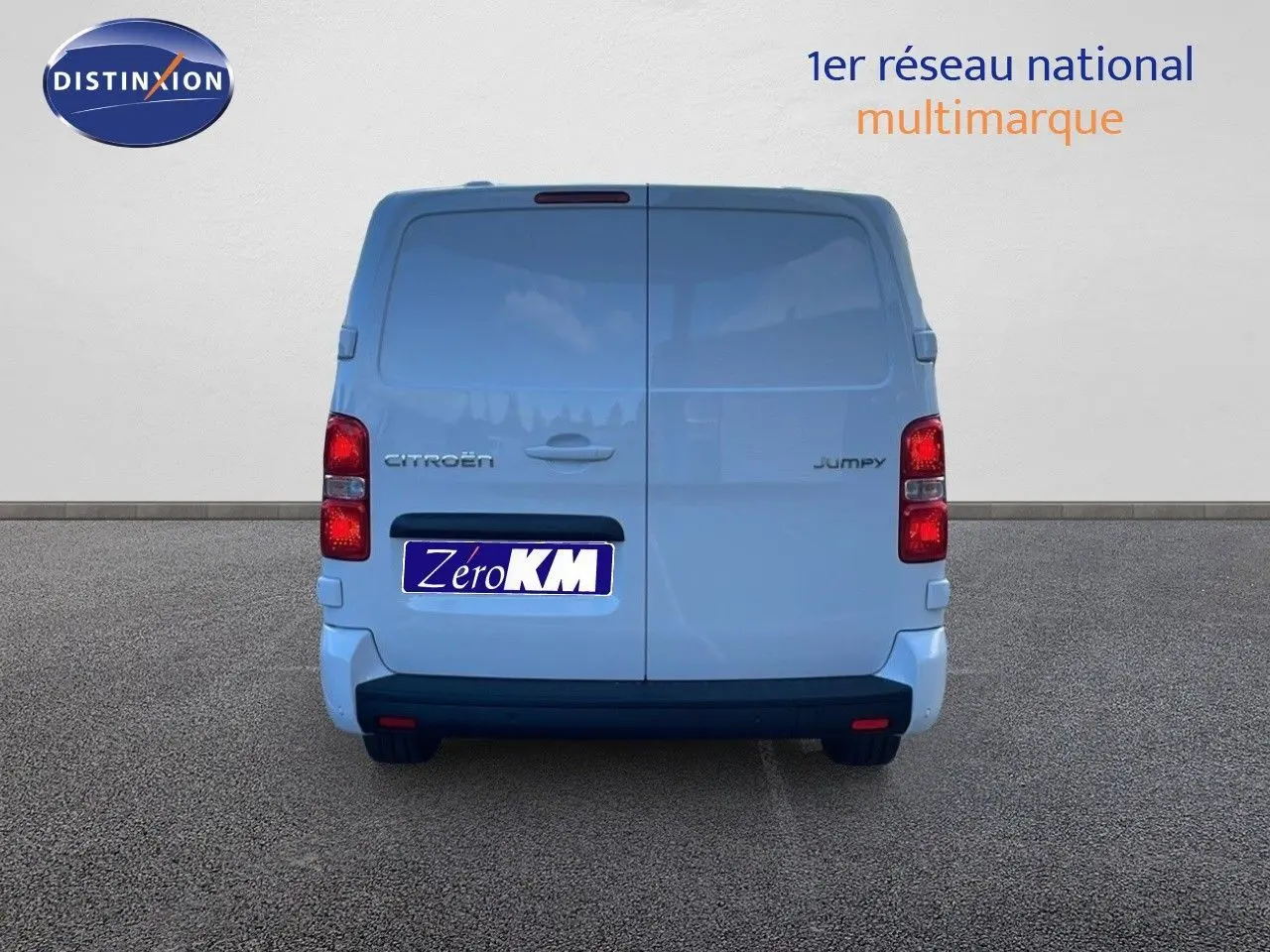 Vue arrière d'un fourgon Citroën Jumpy XL blanc Kaolin avec portes battantes et feux rouges verticaux.