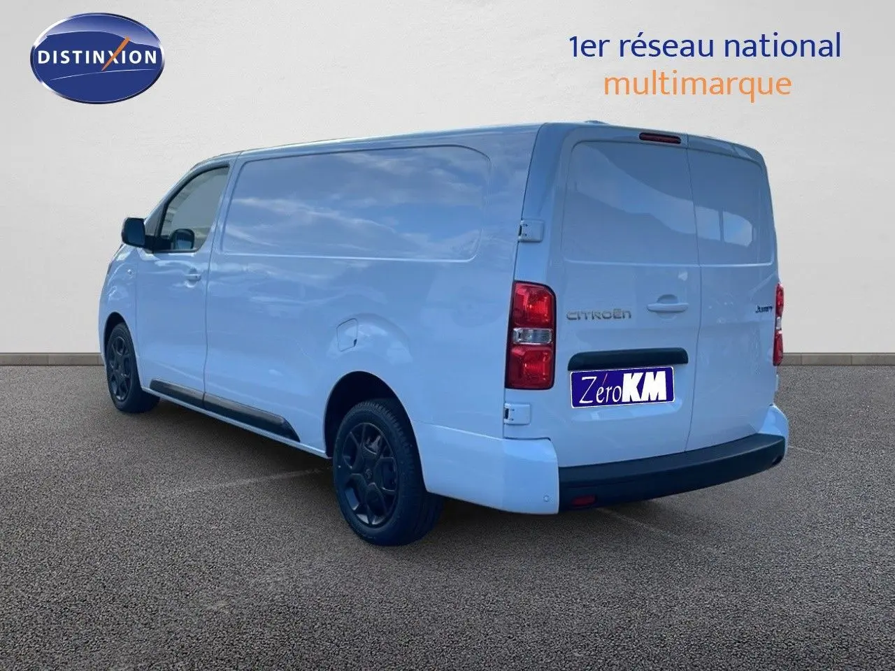 Vue 3/4 arrière droite d'un Citroën Jumpy Fourgon XL blanc Kaolin avec jantes noires sur fond neutre.