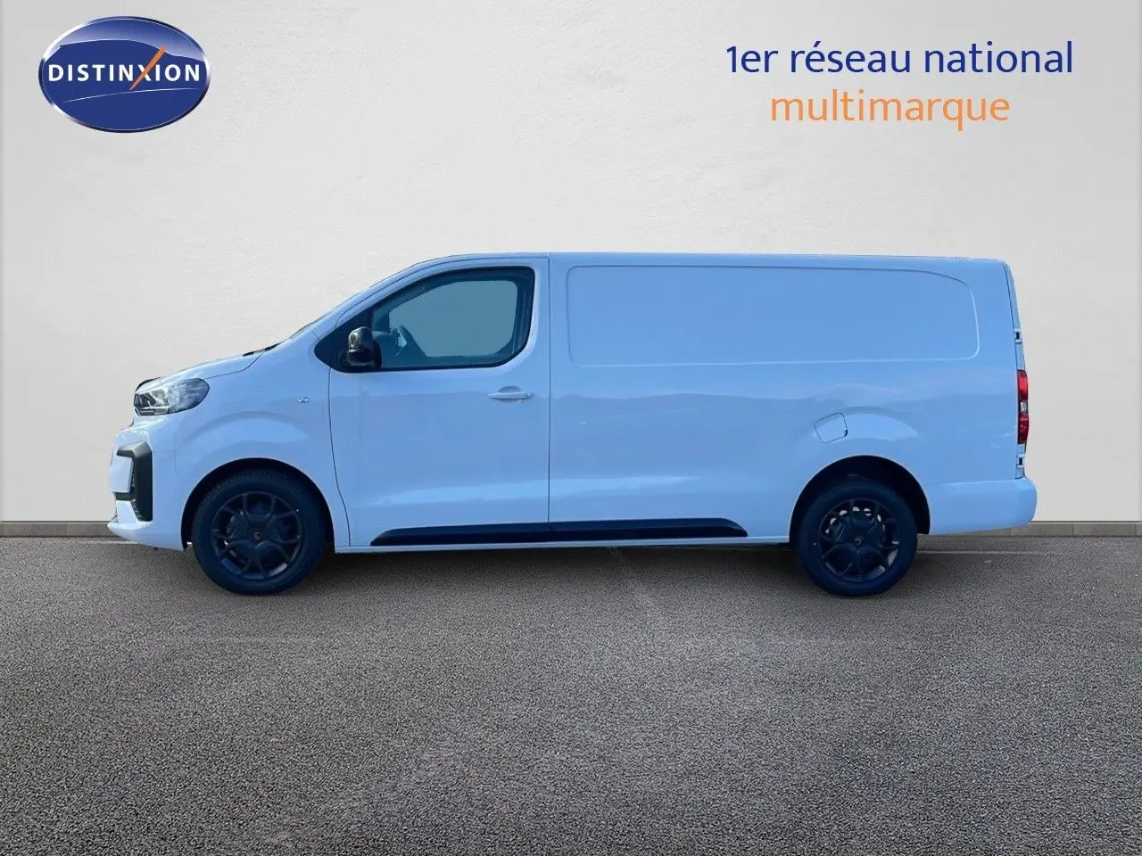 Profil latéral gauche d'un Citroën Jumpy Fourgon XL blanc Kaolin avec jantes noires sur fond neutre.