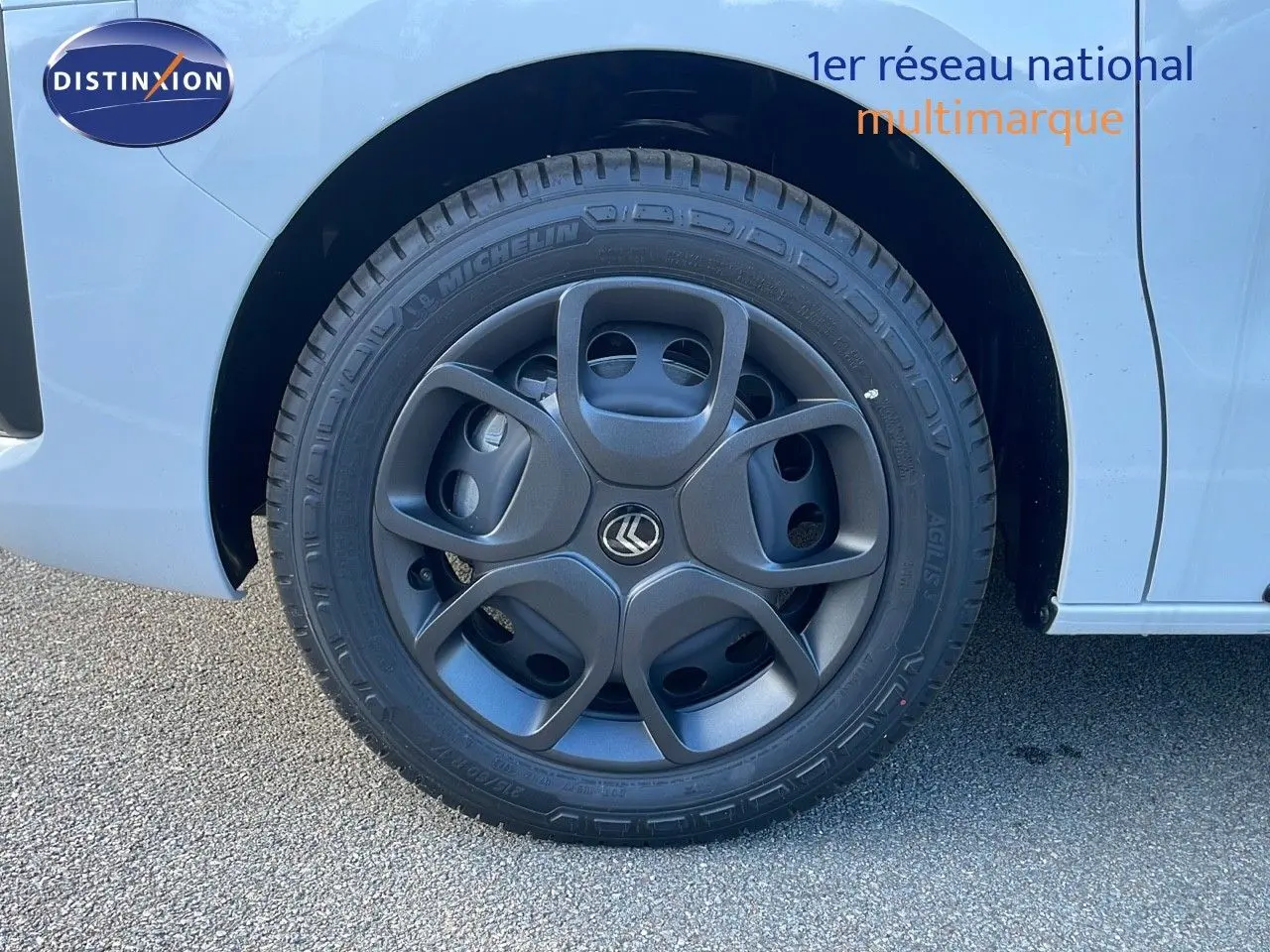 Gros plan sur la roue avant gauche d'un Citroën Jumpy Fourgon blanc Kaolin avec jante noire au design moderne.