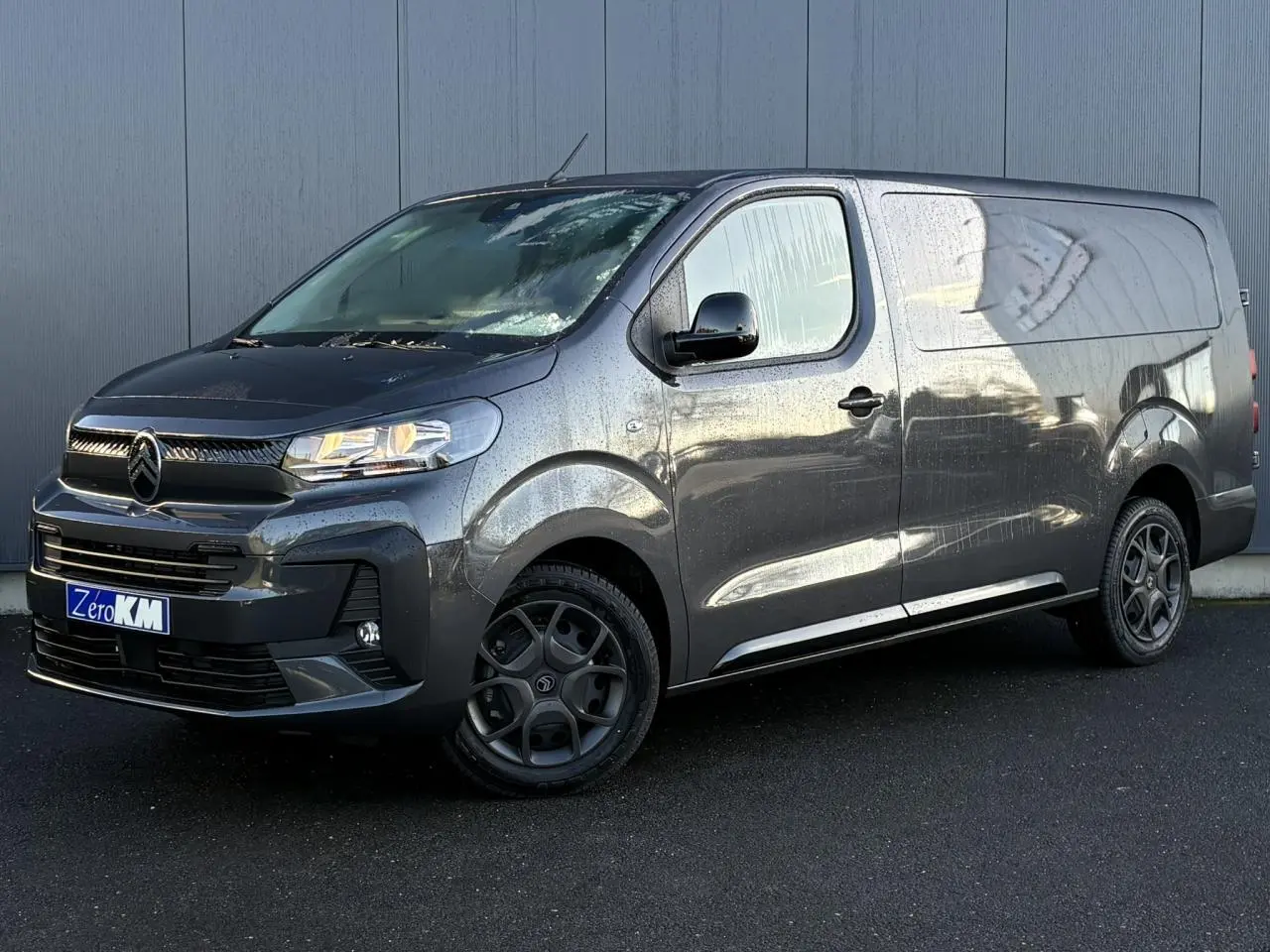 Citroën Jumpy XL gris titane en 3/4 avant droit, avec jantes noires et détails noirs du Pack Look extérieur