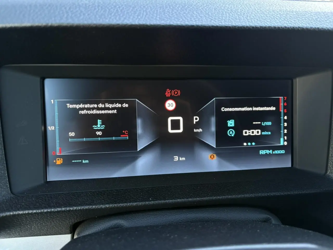 Tableau de bord numérique du Citroën Jumpy XL gris, affichant température liquide refroidissement et consommation instantanée.