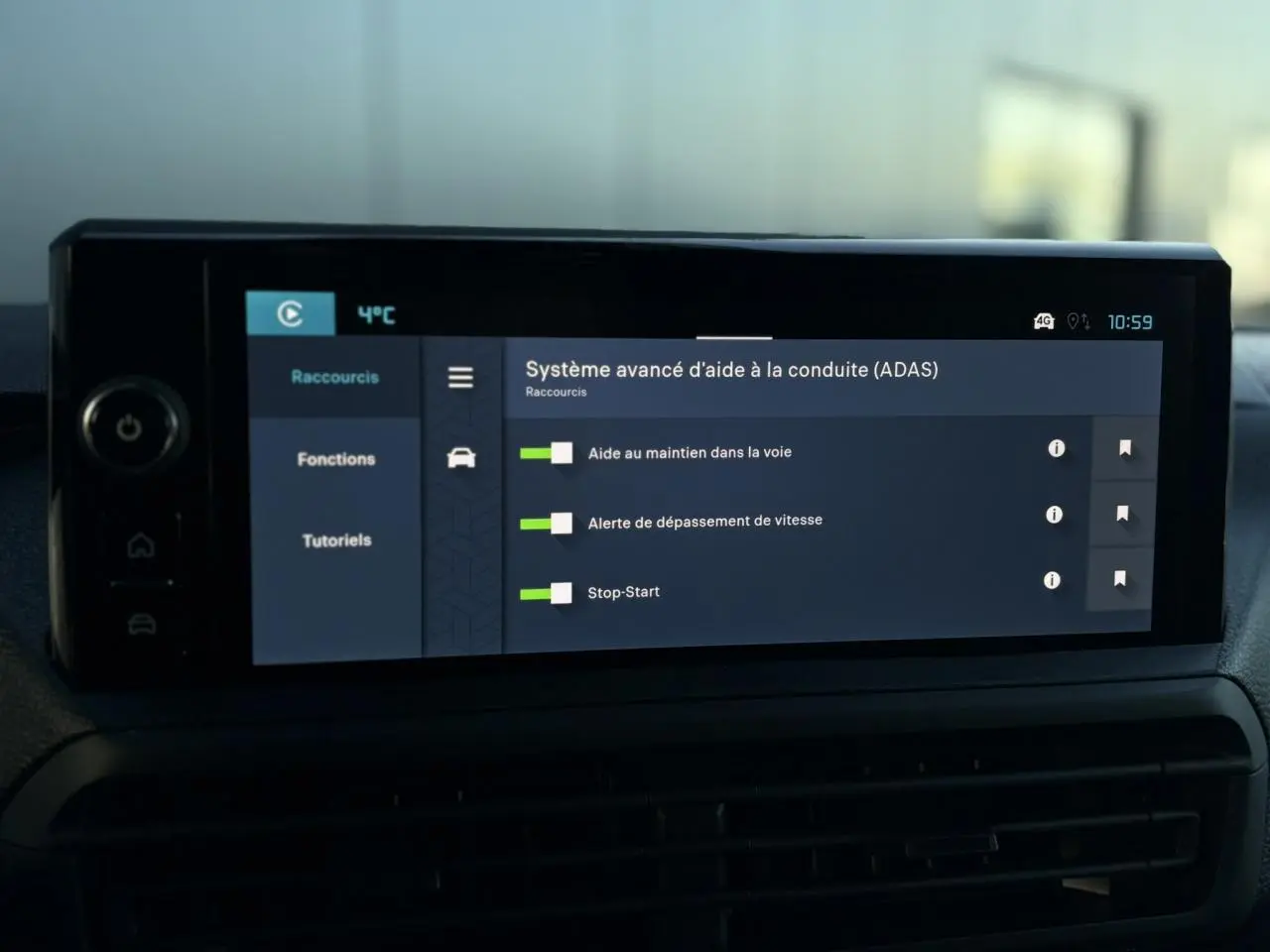 Écran tactile du système d'aide à la conduite ADAS du Citroën Jumpy XL gris Titane, affichage des options de sécurité