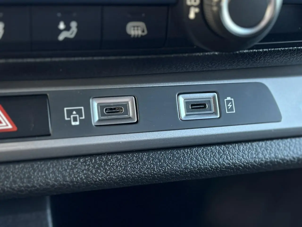 Gros plan sur les ports USB-C du tableau de bord du Citroën Jumpy XL gris Titane, version 2025.