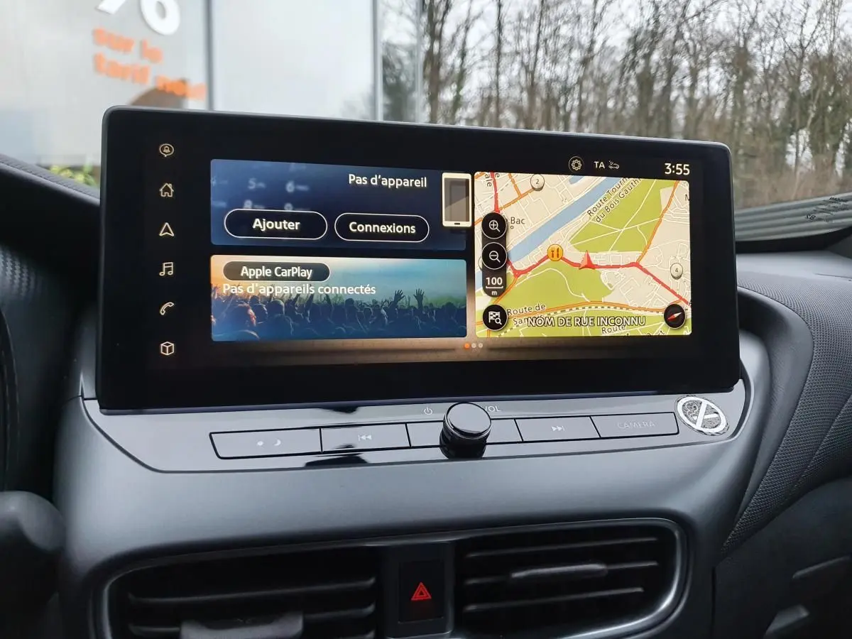 Écran tactile 12,3'' du système NissanConnect du Nissan Juke 2025, vue rapprochée de la console centrale.