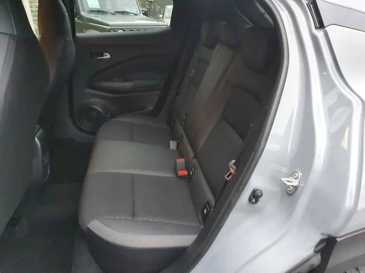Vue côté droit de la banquette arrière grise céramique du Nissan Juke 2025 avec trois appuis-tête réglables visibles.