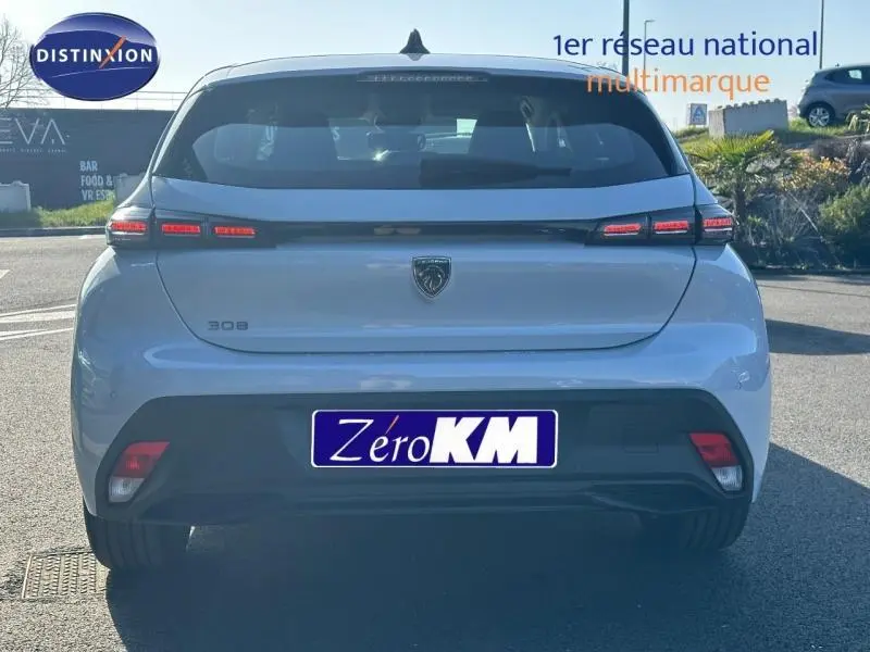 Vue arrière d'une Peugeot 308 bleu Obsession 2025 avec feux arrière LED et logo Peugeot central.