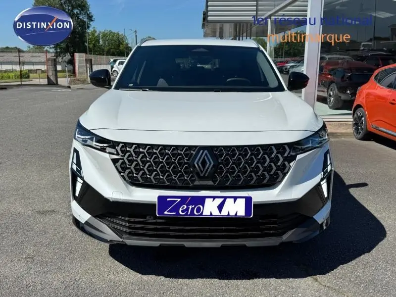 Vue avant d'un Renault Austral blanc avec calandre noire à motif géométrique et feux LED en forme de crocs.